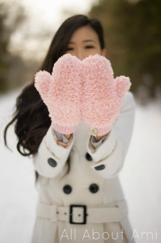 MIRMARU Women’s Soft Cozy Warm Thick Stitch Solid Knit Cute Pom-Pom Charm Mittens with Soft plush Lining 